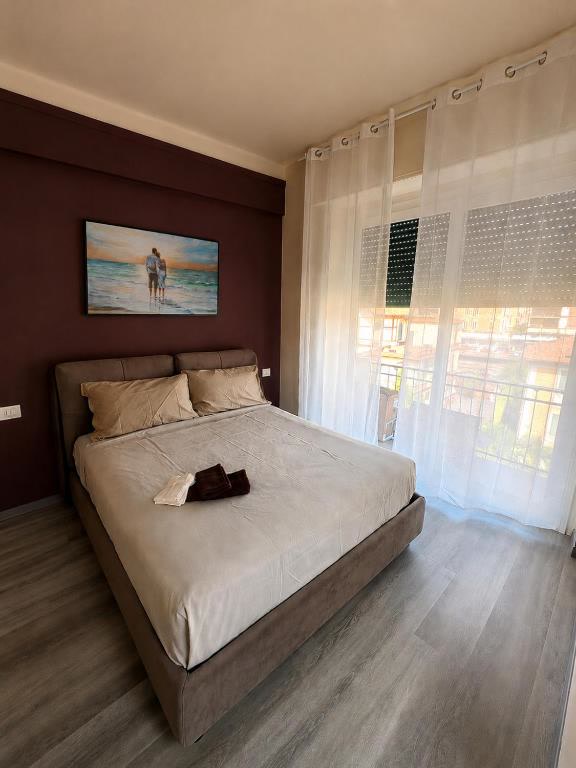 Colombo 12, Rapallo, Burgundy bedroom